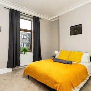 2 Bedroom Flat - Free Parking - by Holiday Homes