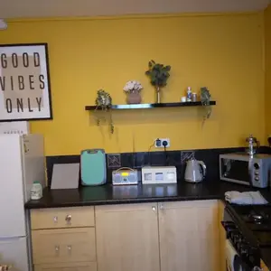 Cosy central 2 bedroom apartment - free parking