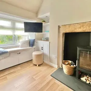 Seatown Cottage - Stone's throw from beach