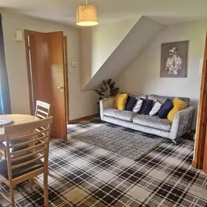 Bright 2 Bed Corner Flat - Great Location