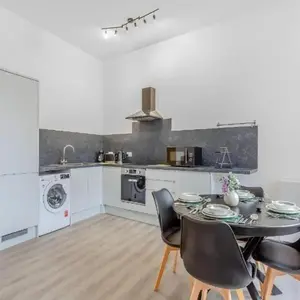 Family - Central - Parking - Wifi - Sleeps 4