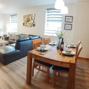 Inverness City Centre Apartment with Elevator and Google Chromecast