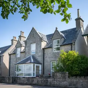 Seaview House - A Traditional Home by the Beach