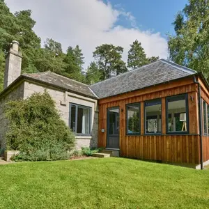 Wester Curr Cottage - Luxury 5-Star Cottage with Private Pool & Hot Tub