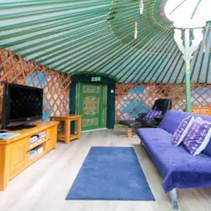 Green Yurt with Hot Tub - Sleeps 3 Parking & Pets