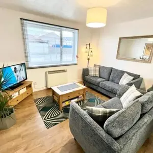 Two Bed Holiday Home with Free Parking in Inverness