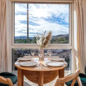 Alba - Charming boutique forest view cabin with hot tub in Ballater